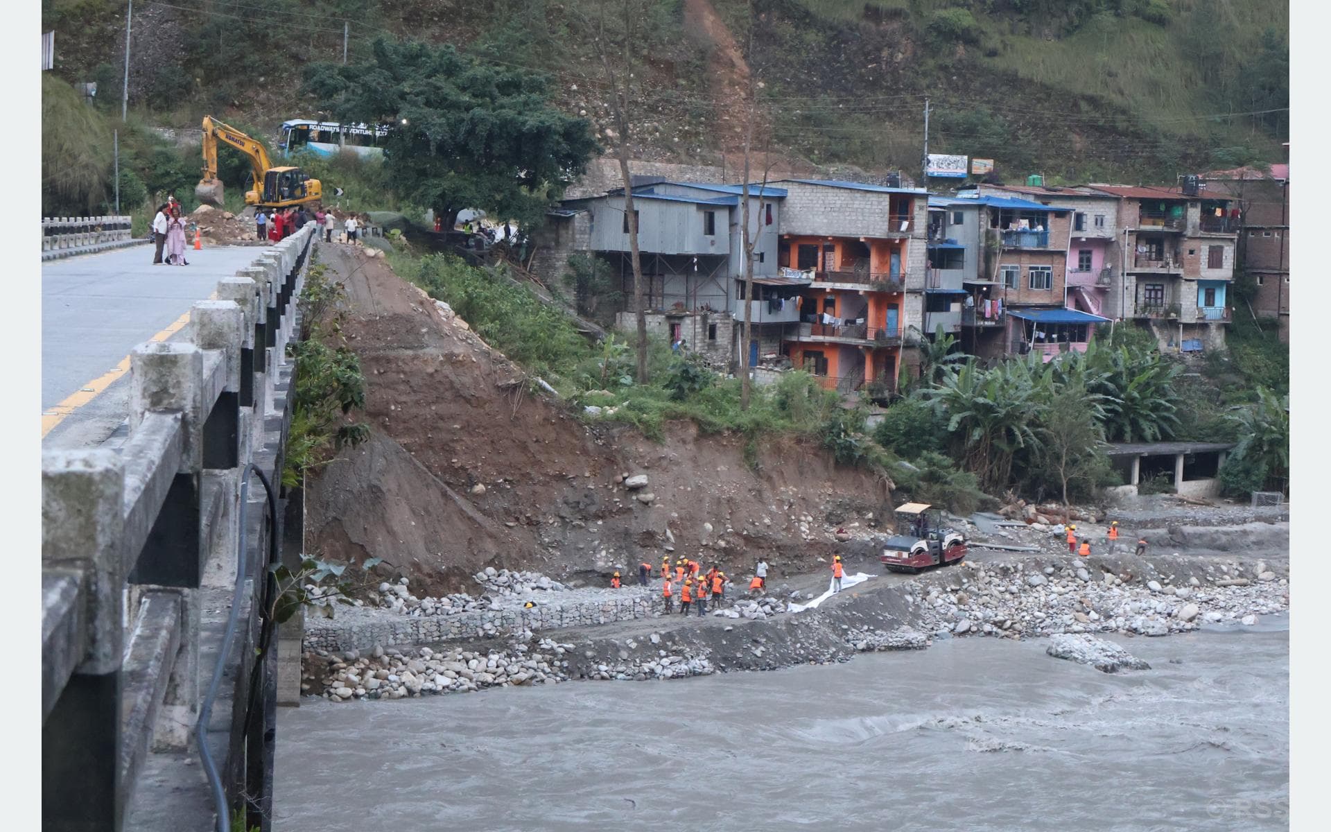 बाढीले पुलमा क्षति पुर्याएपछि यातायात ठप्प, पर्यटन र व्यापारमा असर