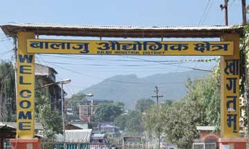 “ग्यास अभावः उपभोक्ताको लाम, खाली सिलिन्डर बोकेर कार्यालयमा पर्खाइ”