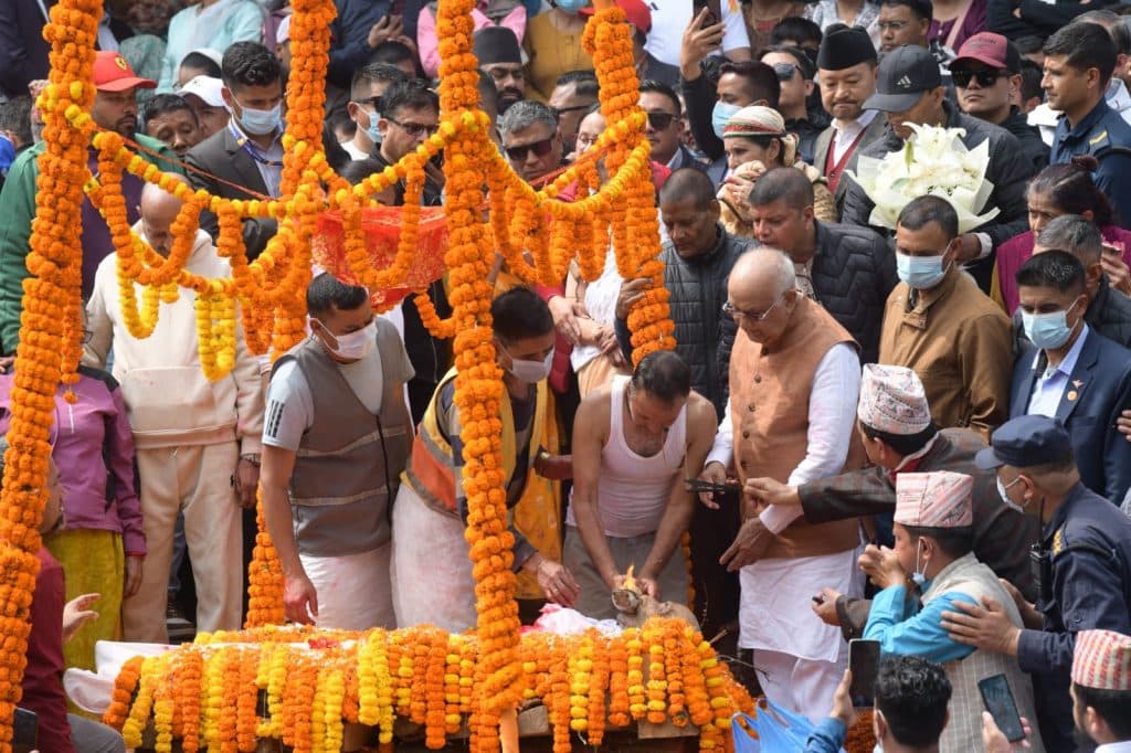 एमाले अध्यक्ष ओलीद्वारा पिता मोहनप्रसादको दाहसंस्कार, श्रद्धाञ्जलीमा नेतादेखि सर्वसाधारणसम्म उपस्थित