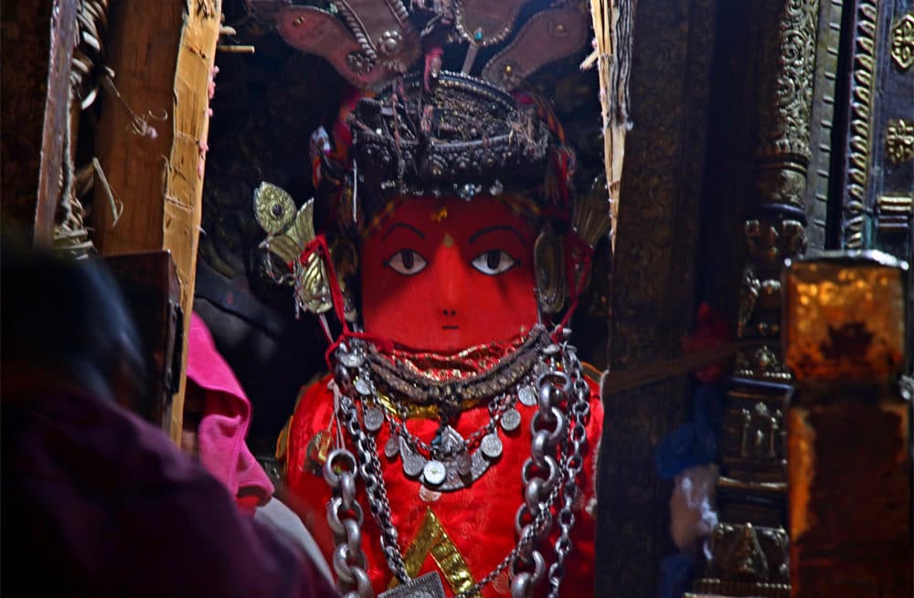रातो मत्स्येन्द्रनाथको रथ ठटीटोलमा: आज साँझ हुँदै ‘नरिवल खसाल्ने’ रोमाञ्चक जात्रा