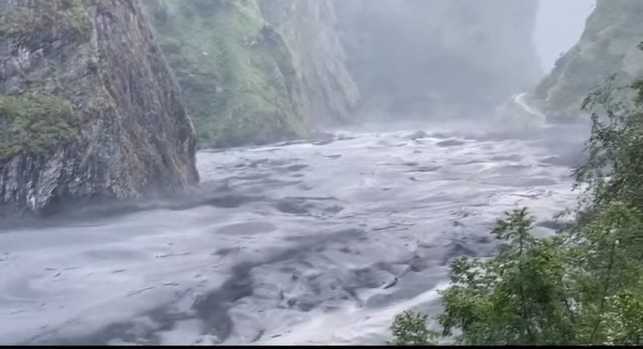 बूढीगण्डकी बाढीः गोरखा र धादिङ जोड्ने पक्की पुल बगायो
