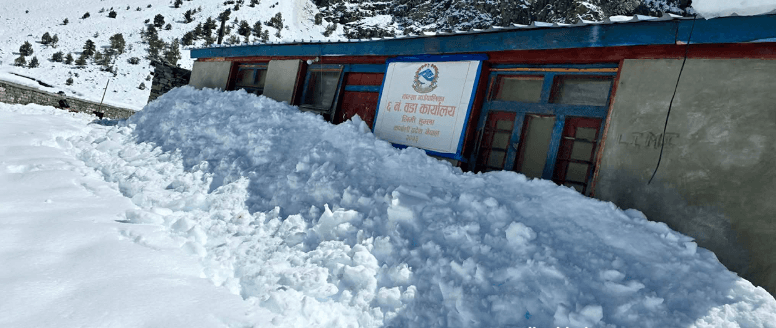 प्राकृतिक नाकाबन्दीमा लिमी : सडकमा साढे तीन फिट हिउँ, बिरामी पर्दा हेलिकप्टरको भर