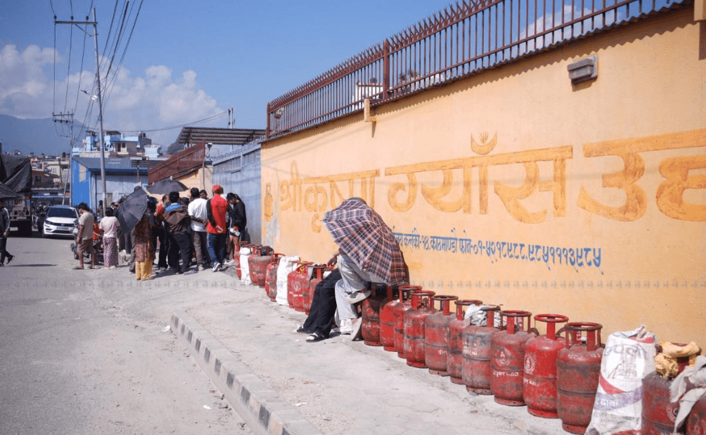 ग्यास साट्न लाइनमा उपभोक्ता(तस्बिरहरू)
