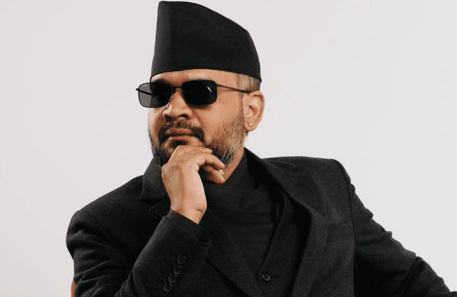 कालो चस्मा लगाएर संसद् जान प्रधानमन्त्री बालेनले बुझाए स्वास्थ्य प्रतिवेदन