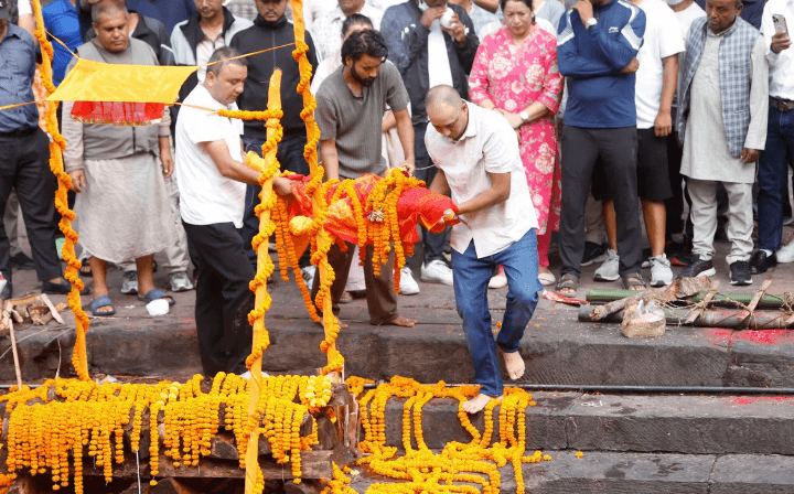 भोटेकोशी बाढीमा बेपत्ताको कुशको शव बनाएर अन्त्येष्टि