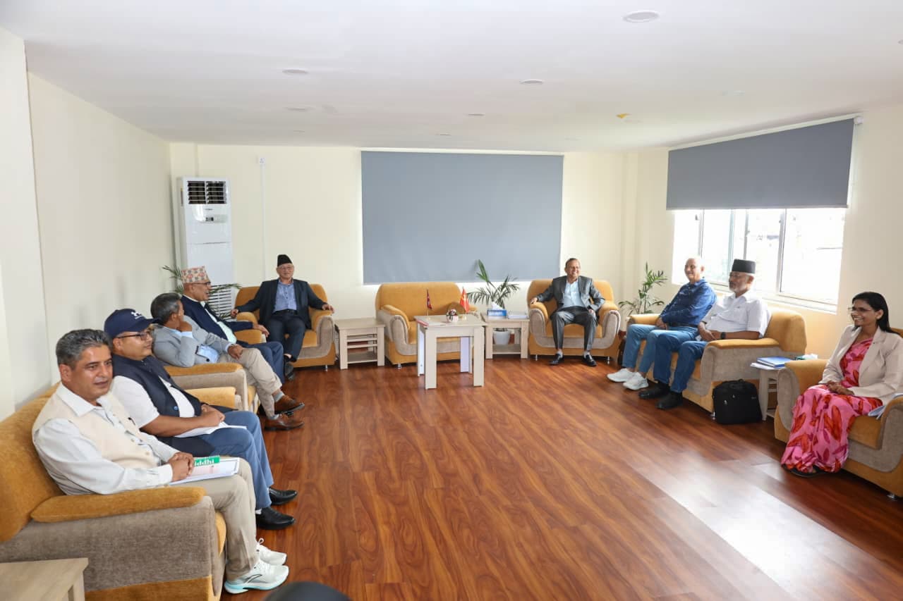एमाले कार्यदल बल्थलीमा बसेर छलफल गर्दैछ- ओलीलाई पदमा राखिरहने कि हटाउने?