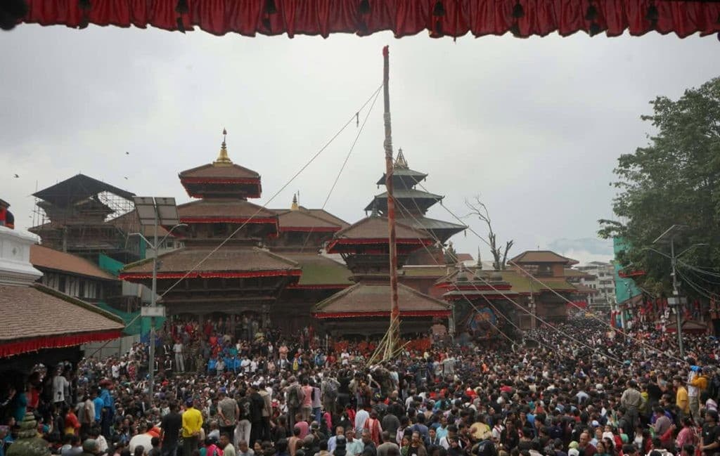 बसन्तपुरमा लिङ्गो ठड्याएर सुरु भयो इन्द्रजात्रा