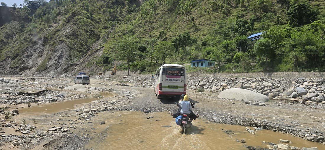 बाढी पहिरोको जोखिमपछि बिपी राजमार्गमा सवारी सञ्चालनमा रोक