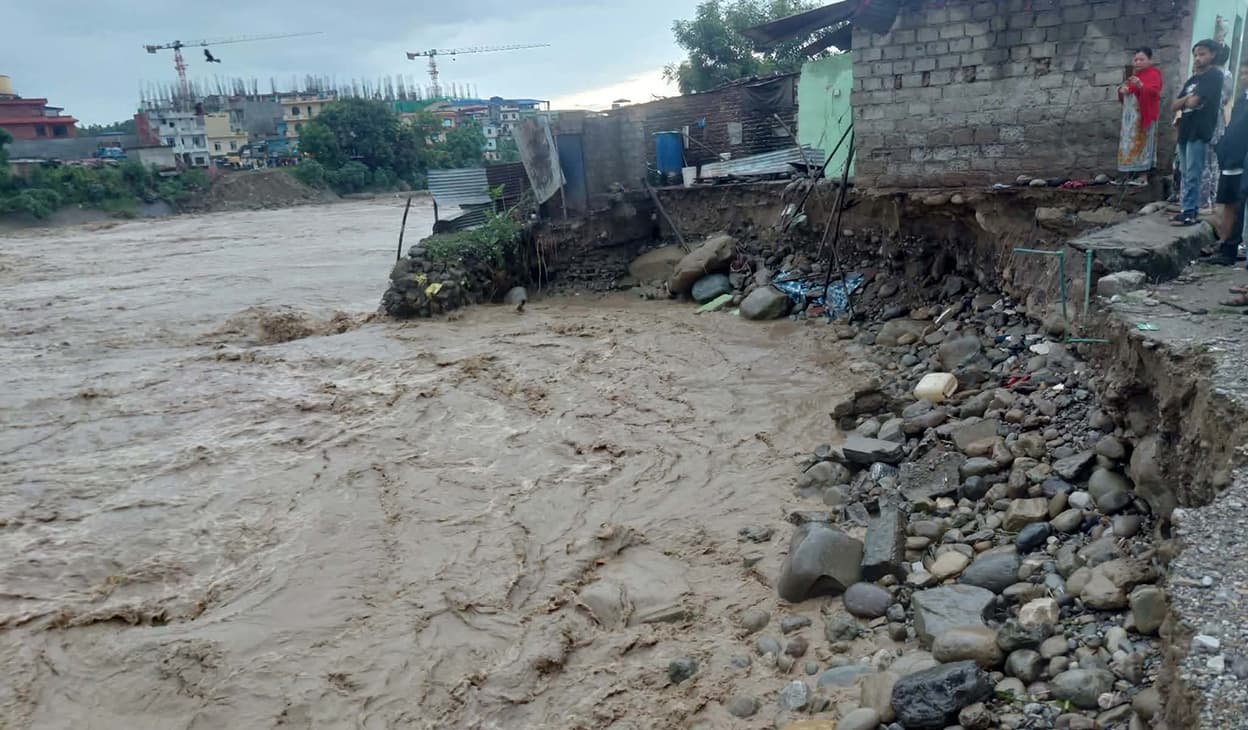 बुटवलमा तिनाउ नदीको बाढीले दुई घर बगायो