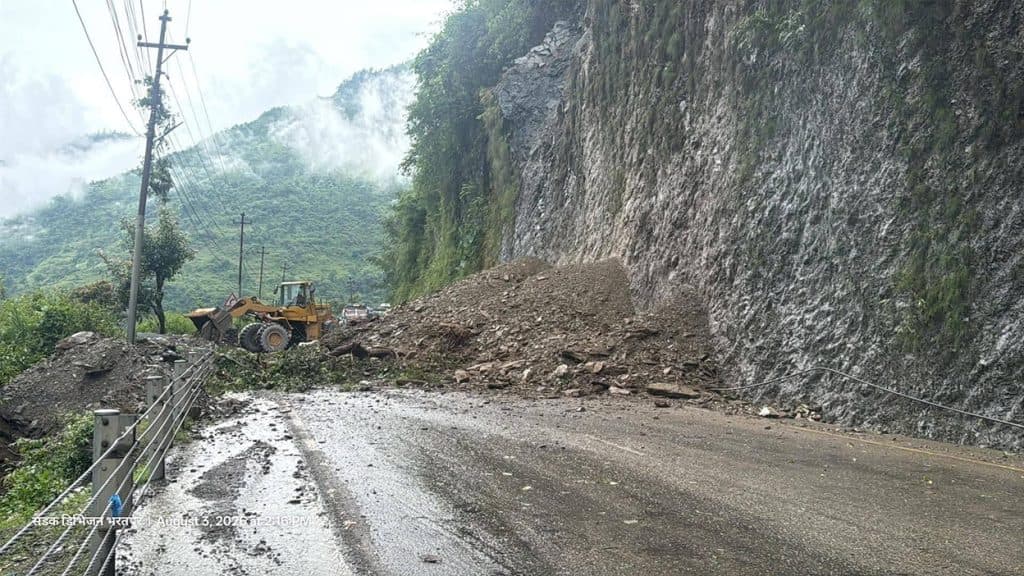 पहिरो खस्दा मुग्लिन–नारायणगढ सडक अवरुद्ध
