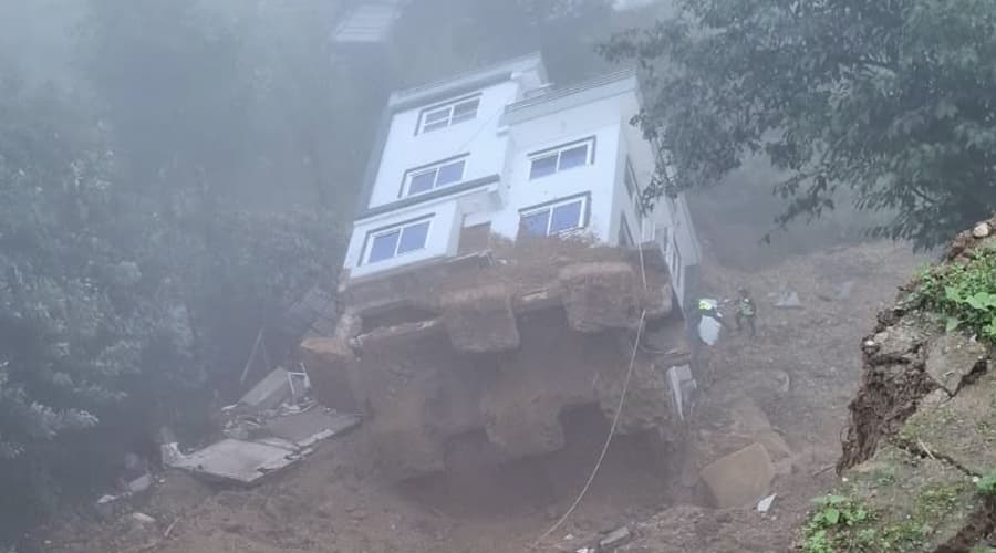 ललितपुरको धापाखेलमा पहिरोले साढे दुईतले घर ढल्यो