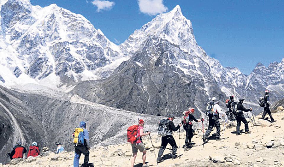 अब एक्लै पनि निषेधित क्षेत्रमा पदयात्रा गर्न पाइने, प्रत्येक ७ पर्यटकमा एक गाइड अनिवार्य