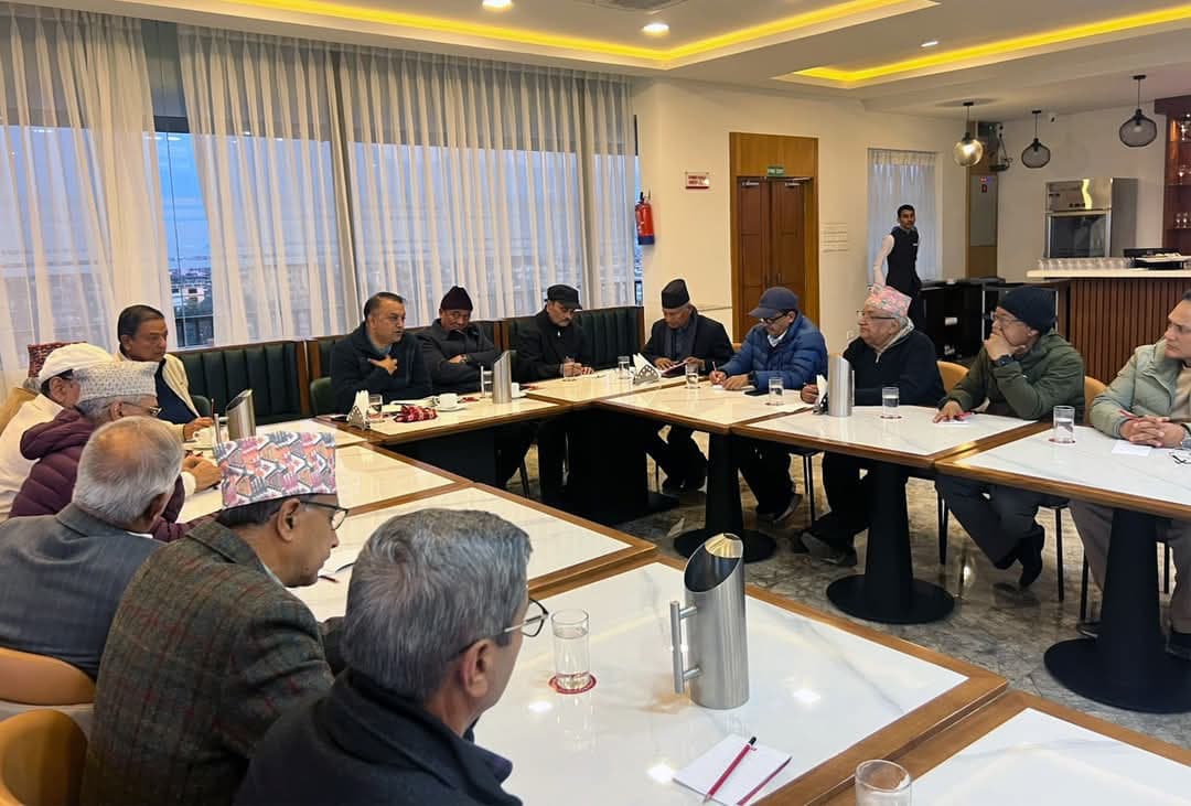 गगन थापाले पूर्व प्रशासकसँग छलफल गरे